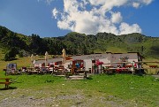 74 Baita del Camoscio (1750 m) in look estivo baciata dal sole
